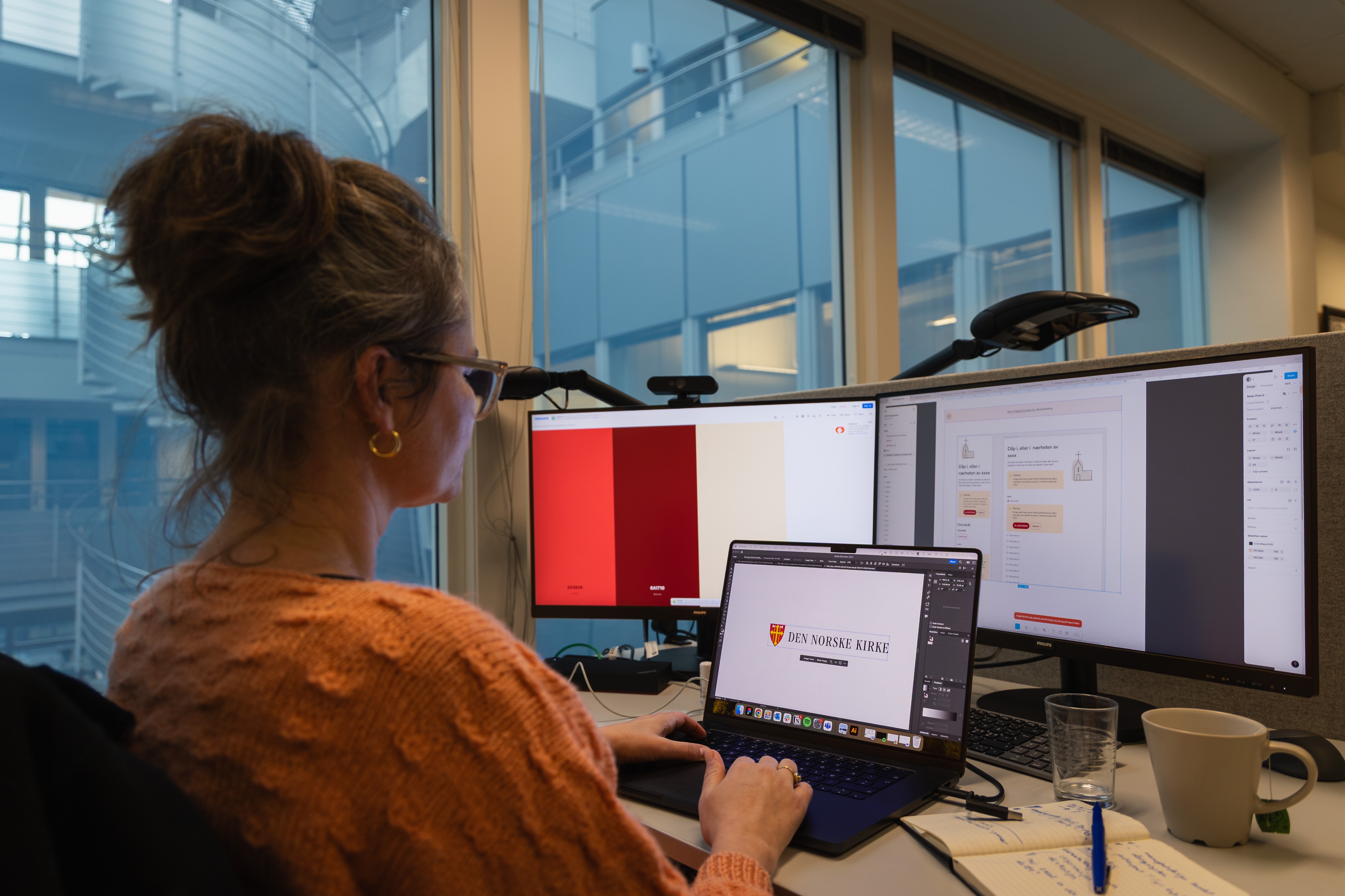 Bilete av ein person som sit framfor dataskjermar